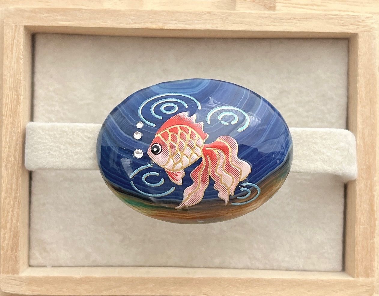 ☆〜天然石 ブルー縞瑪瑙 少し早めの金魚 帯留め 40×30〜☆ - メルカリ