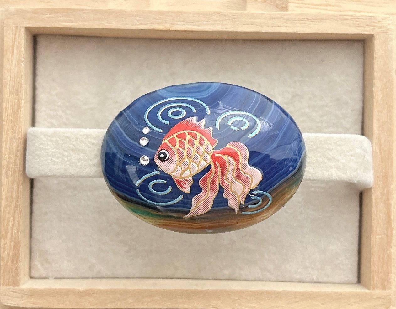 ☆〜天然石 ブルー縞瑪瑙 少し早めの金魚 帯留め 40×30