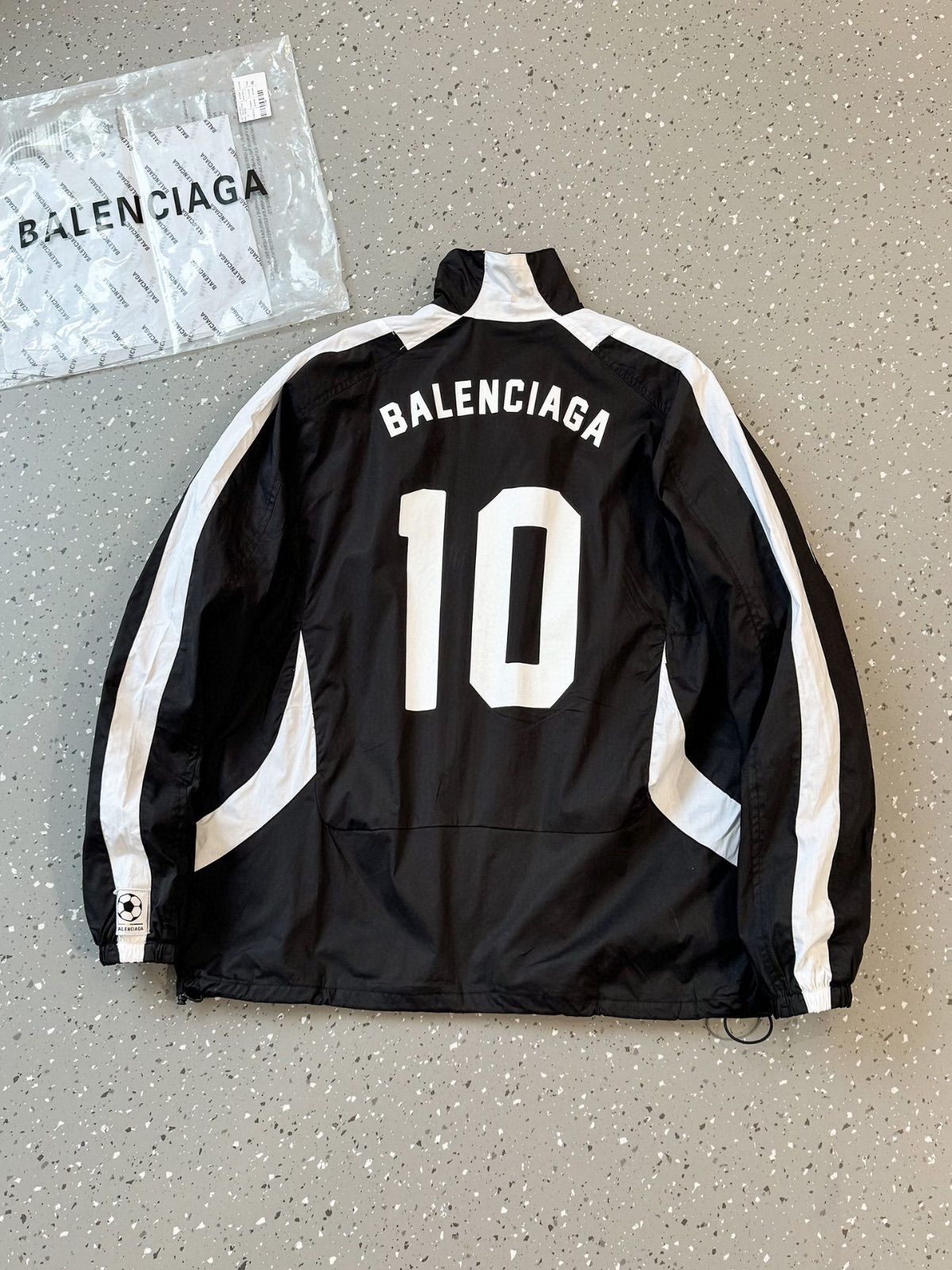 BALENCIAGA(バレンシアガ) 24spring BLCGマウンテンパーカー メンズ・ジャケット ブラック ホワイト 新品未使用 10番  フットボールジャケット 限定クーポン発行 - メルカリ