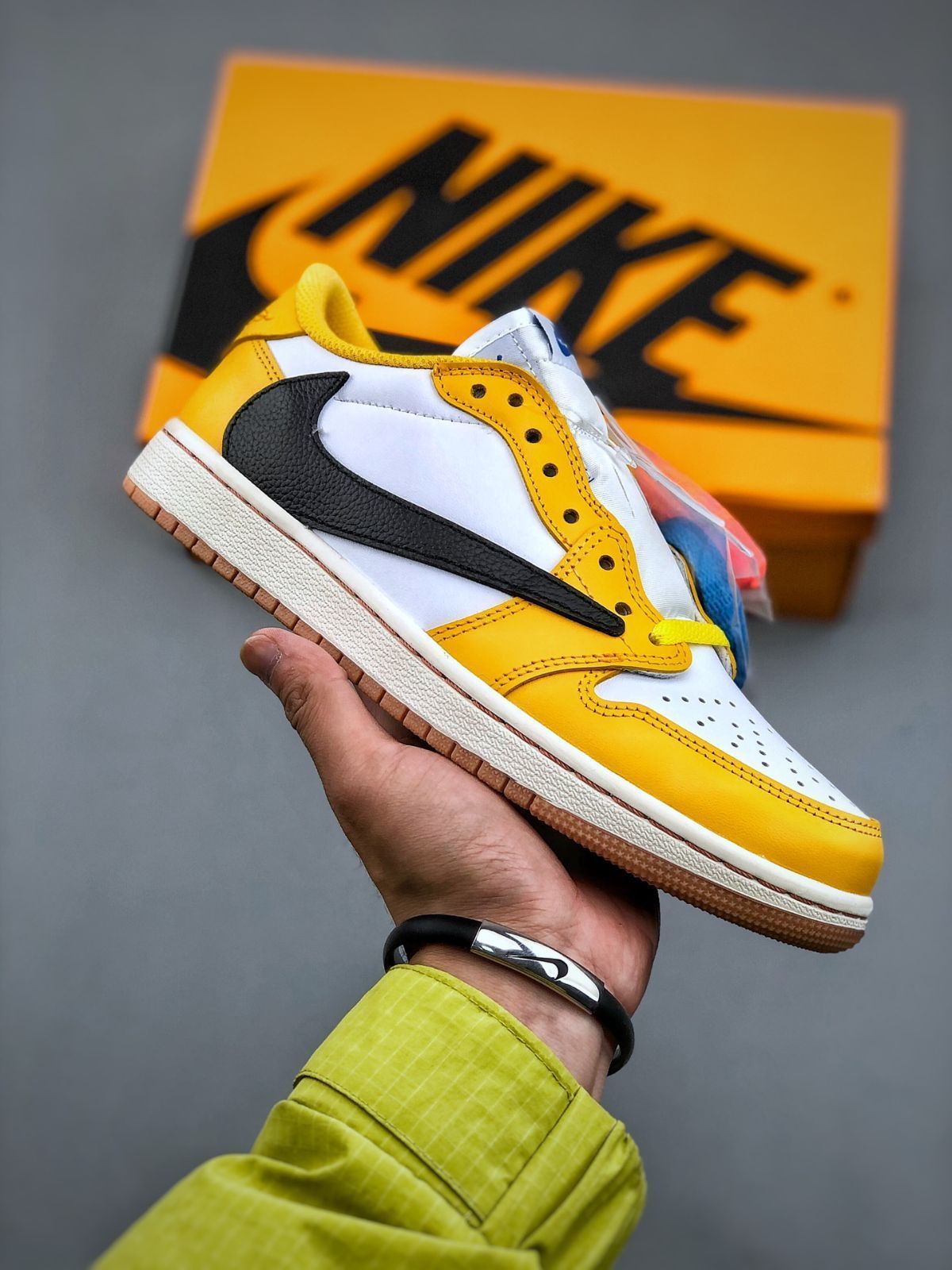 ナイキ スニーカー Travis Scott x Air Jordan 1 Low OG “Canary” 男女兼用 箱付