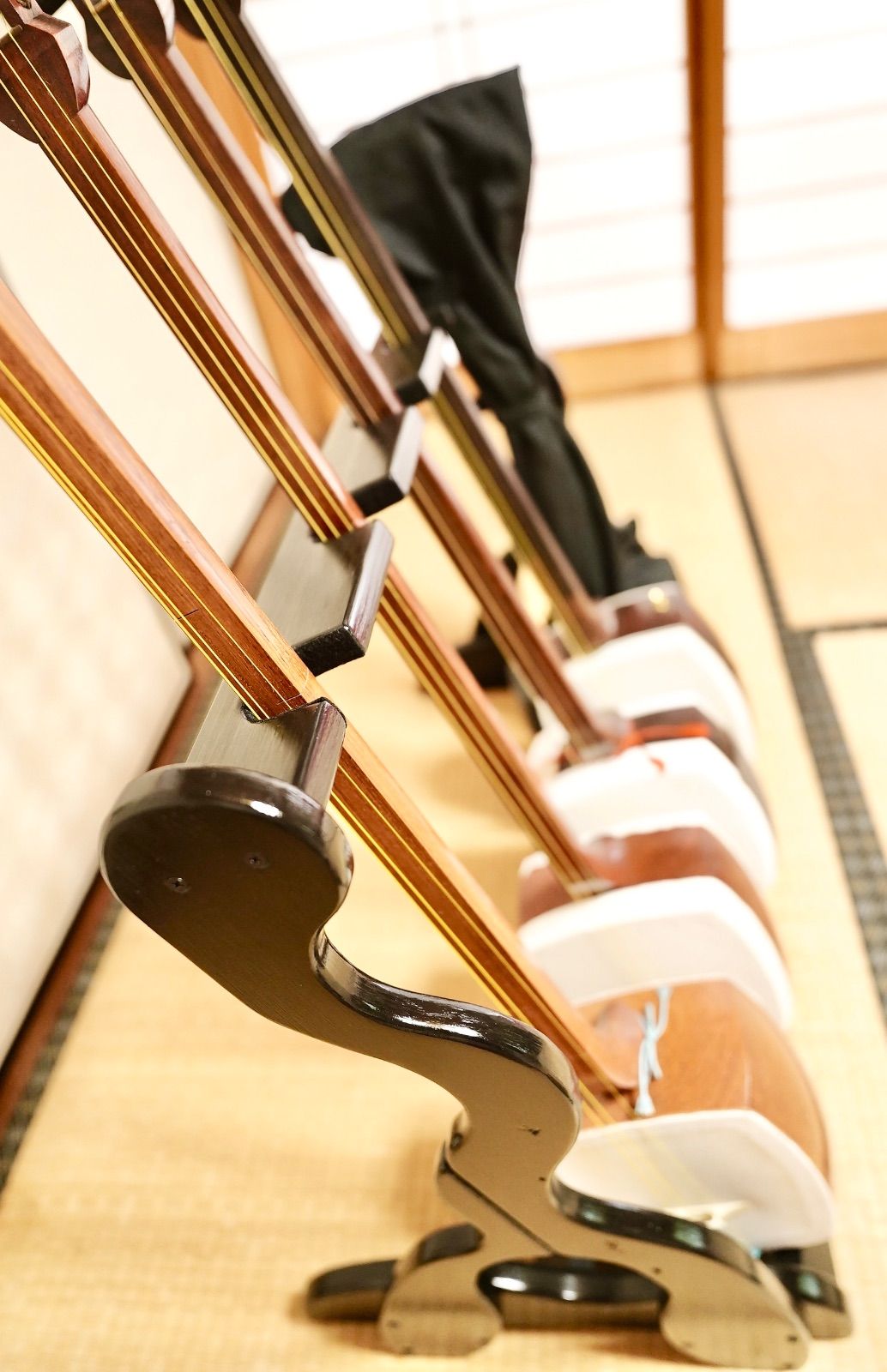 1台 手作り木工 木製三味線スタンド 黒漆仕上げ 5丁掛け