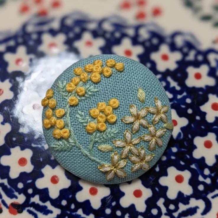 ミモザと白い花 くるみボタン 刺繍 ブローチ - メルカリ