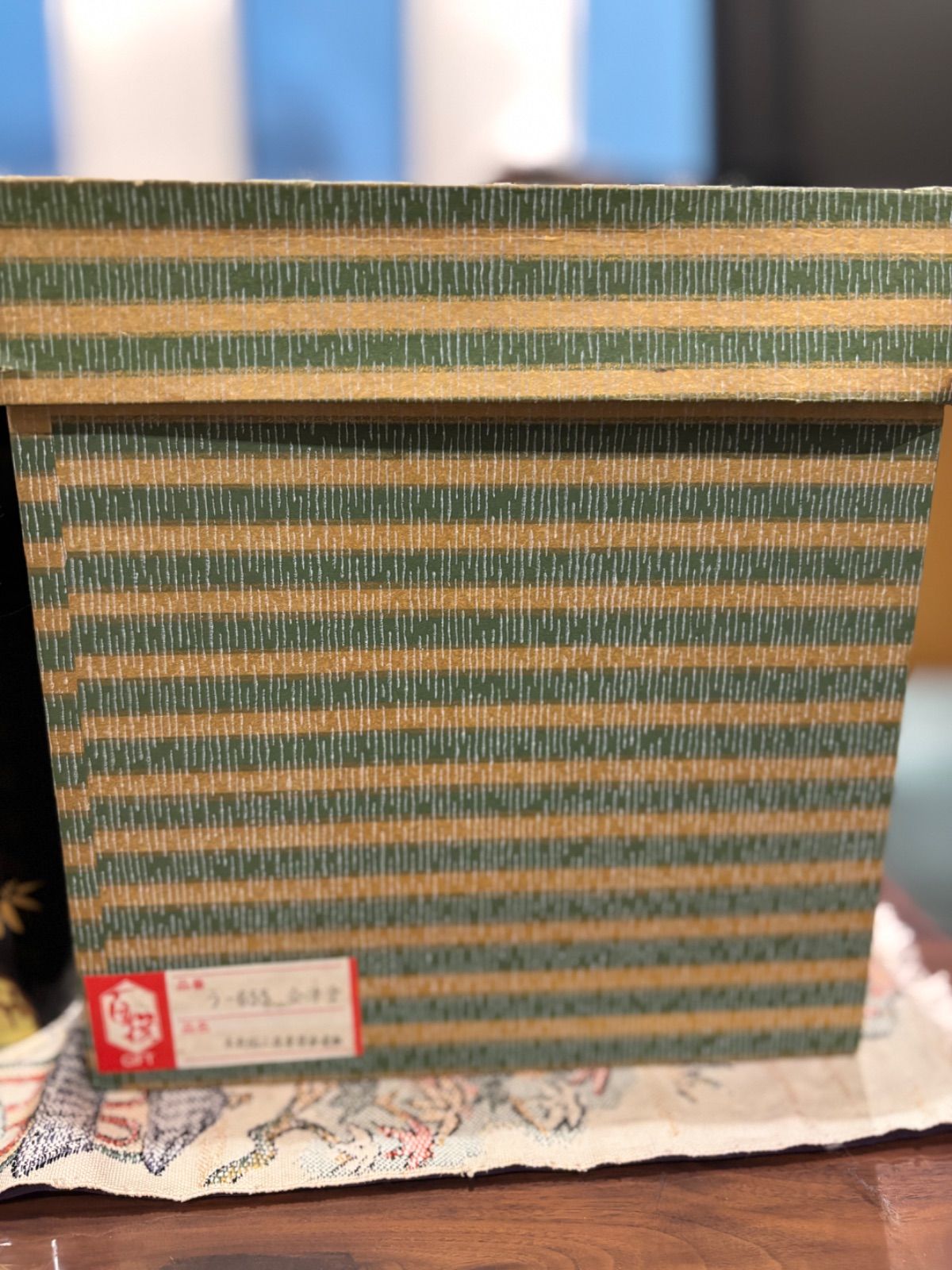 赤地布金糸刺繍敷物