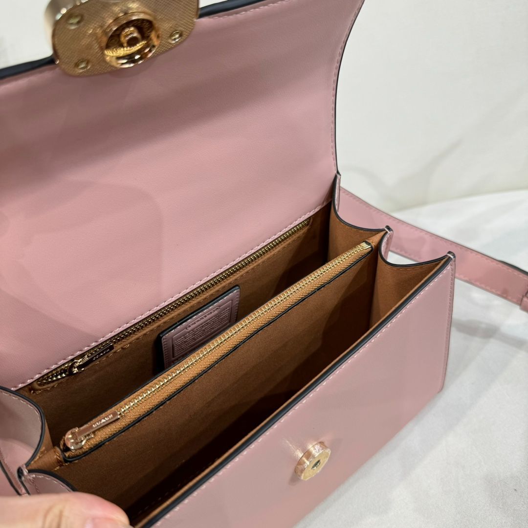 お値下げ⭐︎新品未使用⭐︎COACH バニティバッグ ピンク haruka's select-キルティングチェーンバニティバッグ| own it