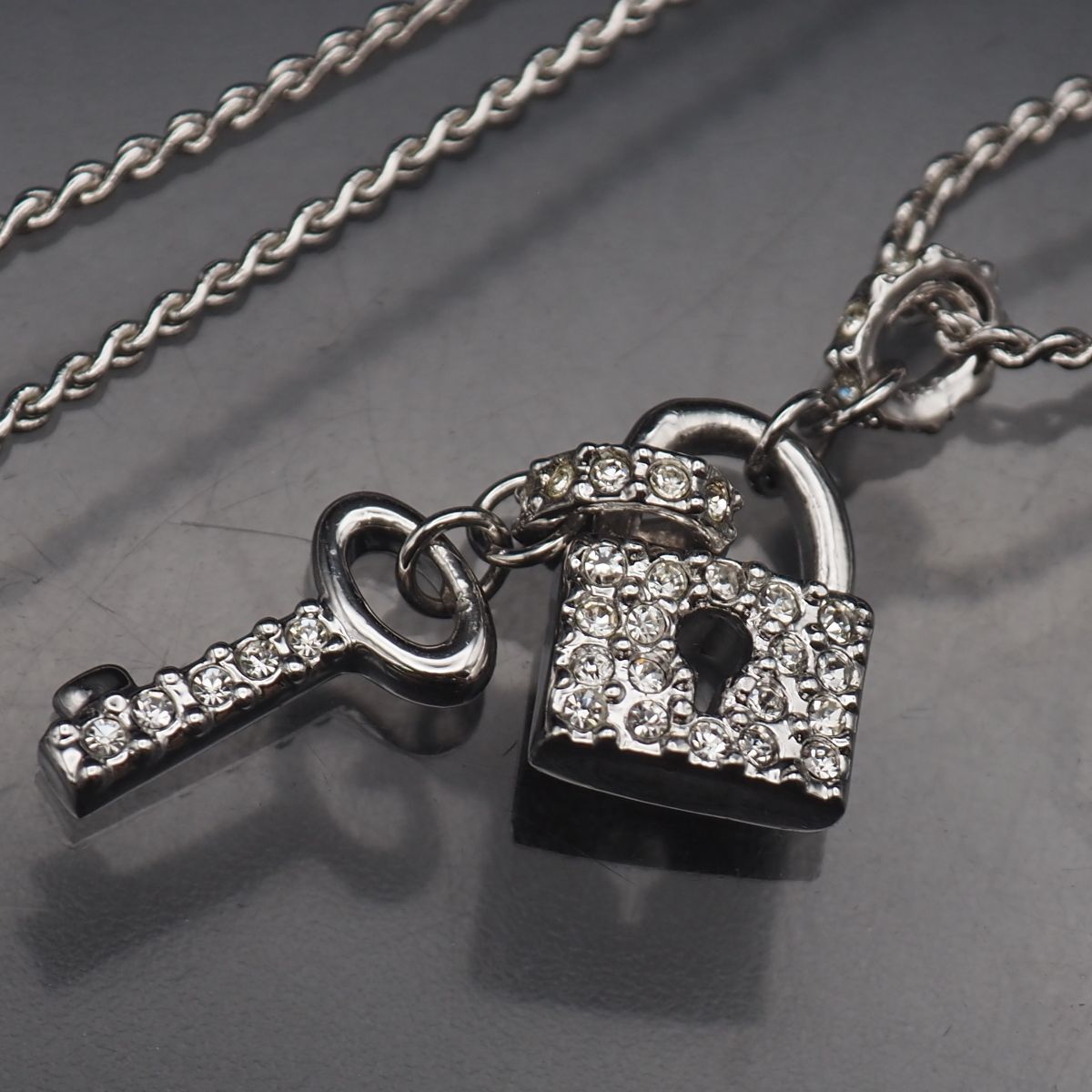 【極美品】SWAROVSKI スワロフスキー　USBポート　南京錠　アクセサリー 極美品】SWAROVSKI スワロフスキー USBポート 南京錠 アクセサリー