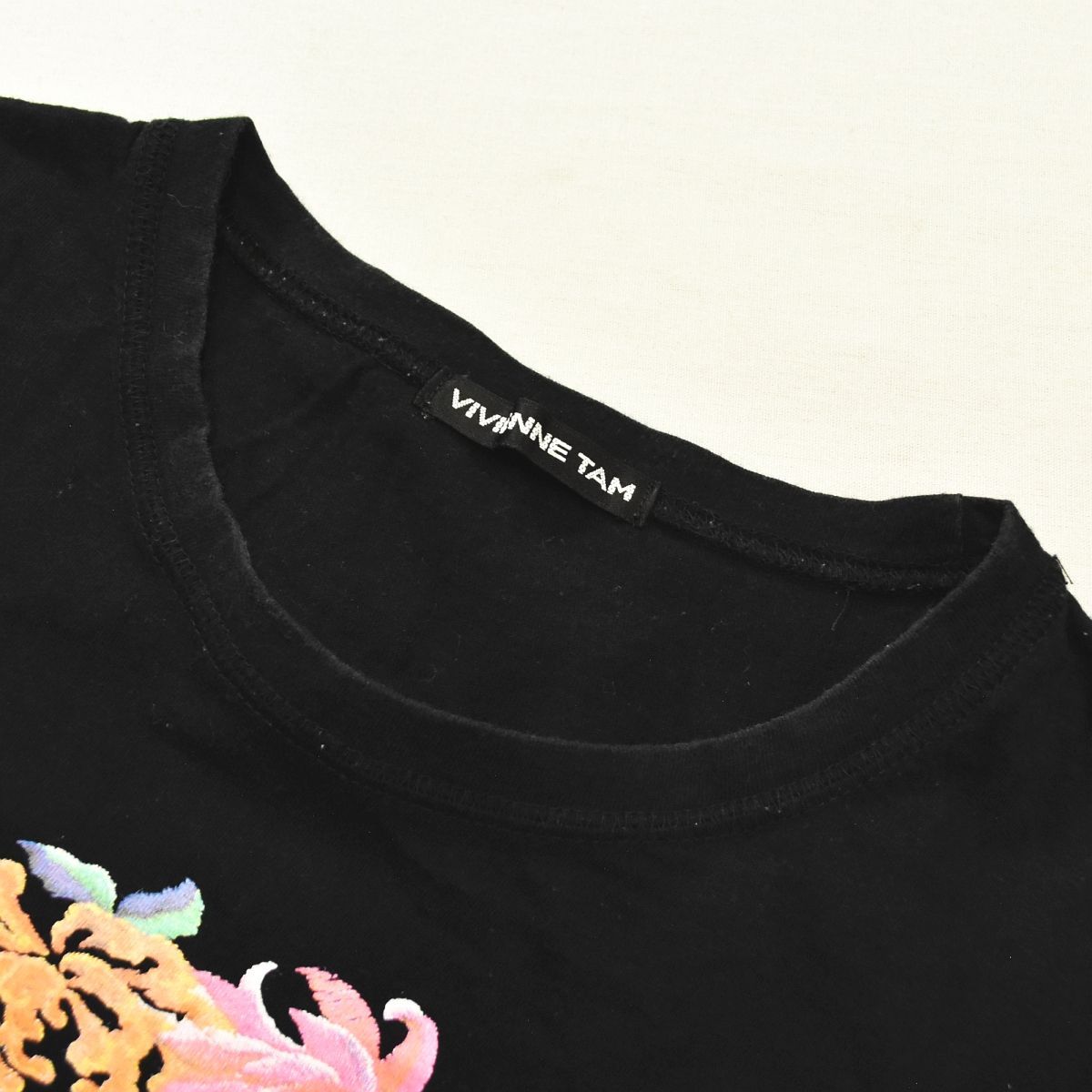ヴィヴィアンタム　花柄刺繍 半袖Tシャツ 黒　M 日本製 日本製 ヴィヴィアンタム VIVIENNE TAM フラワー ロゴ Tシャツ