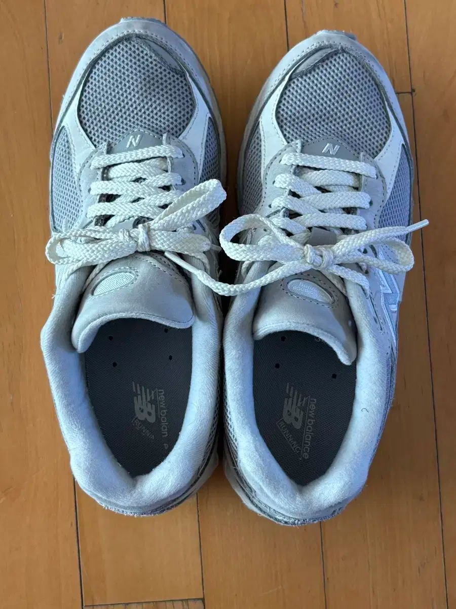 ニューバランス 2002r グレー 255 サイズ