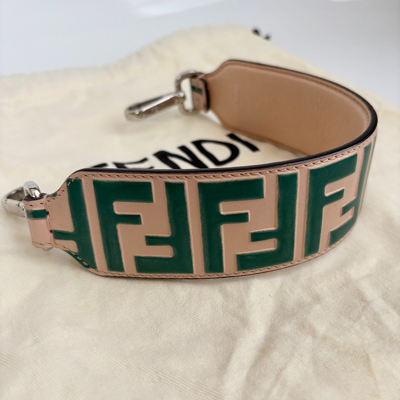 未使用級 FENDI フェンディ ロゴストラップ ミニストラップユー