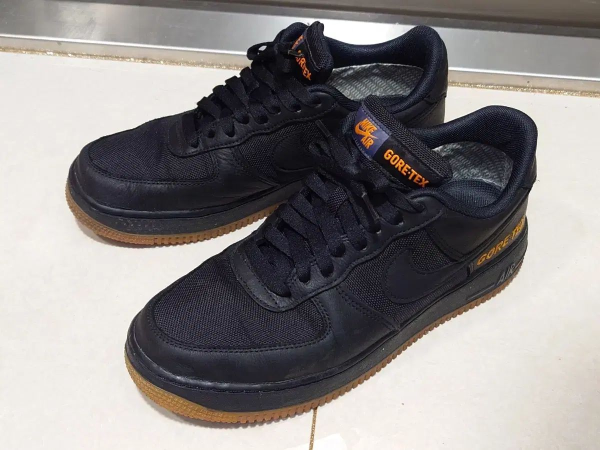 260 NIKE ナイキ エアフォース GORE-TEX ゴアテックス 黒 ライト カーボン オレンジ