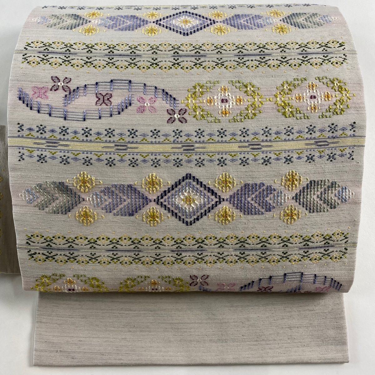 名古屋帯 証紙 紬地 読谷山花織 華文 菱 刺し子刺繍 花織 灰茶 正絹