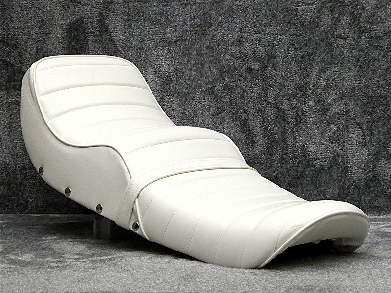 運命 GS400 鋲打ち 白皮 新アンコ タックロールシート|あんこ抜き ローダウンシート ホワイトGS400E鉄板 段シート へっぽこ社長 外装 ボタン 欲しいモノを一括サーチ。