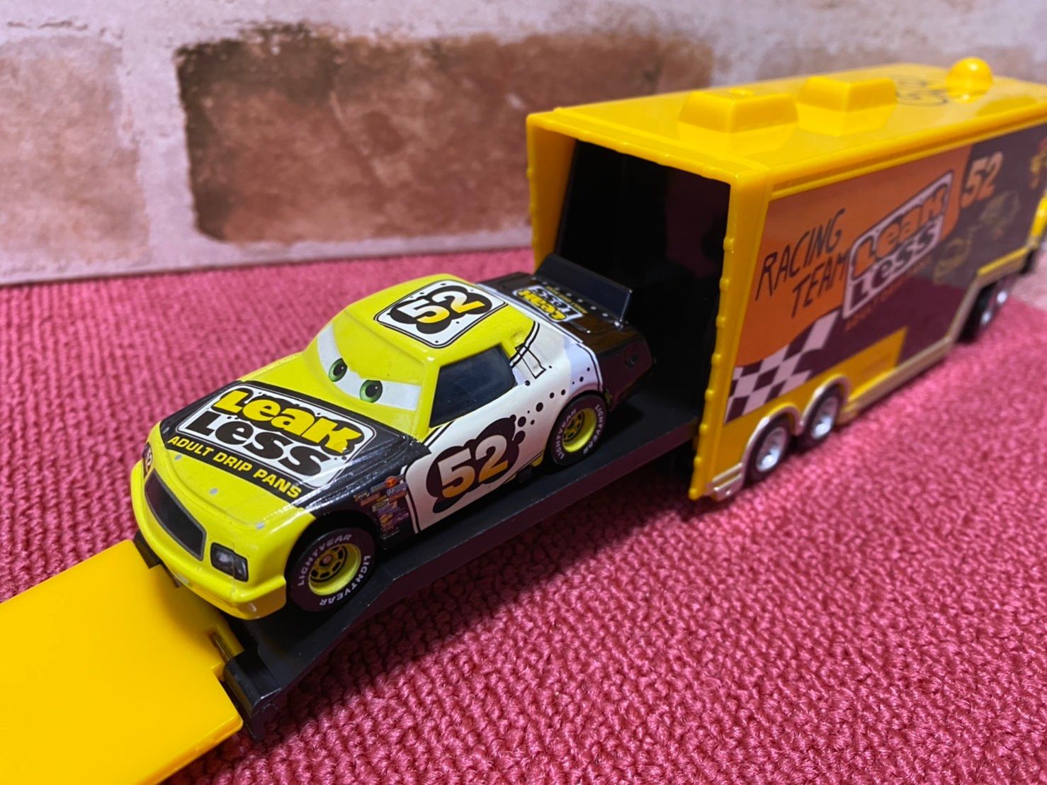 新品 カーズ リークレスNO.52 LEAK LESSトレーラーダイキャストカー