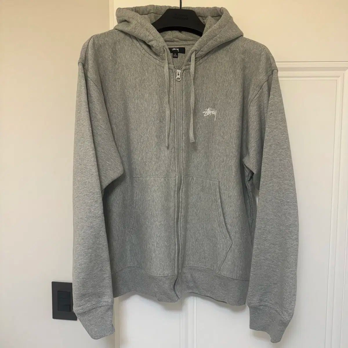 STUSSY(ステューシー) オーバーダイ ストック ロゴ フード付き ジップアップパーカー グレー L 新品