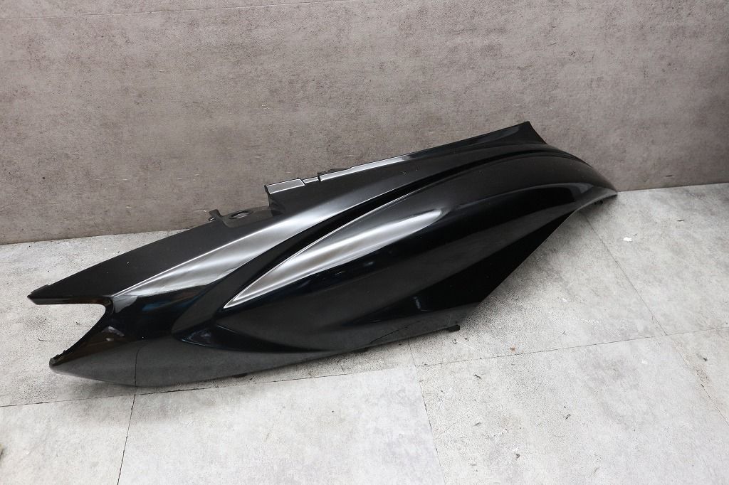 スズキ　純正　新品　バーグマン125　キャブ/Fi　右　カバーフレーム／ボディカウル　黒　１　47111-44K00