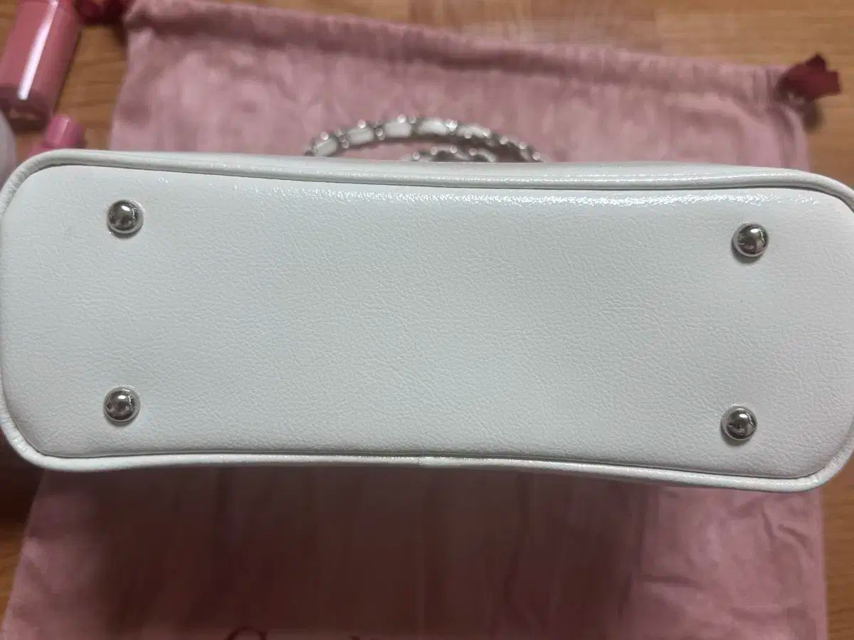 Cardinal Red カーディナルレッド ラヴェルバック ホワイト