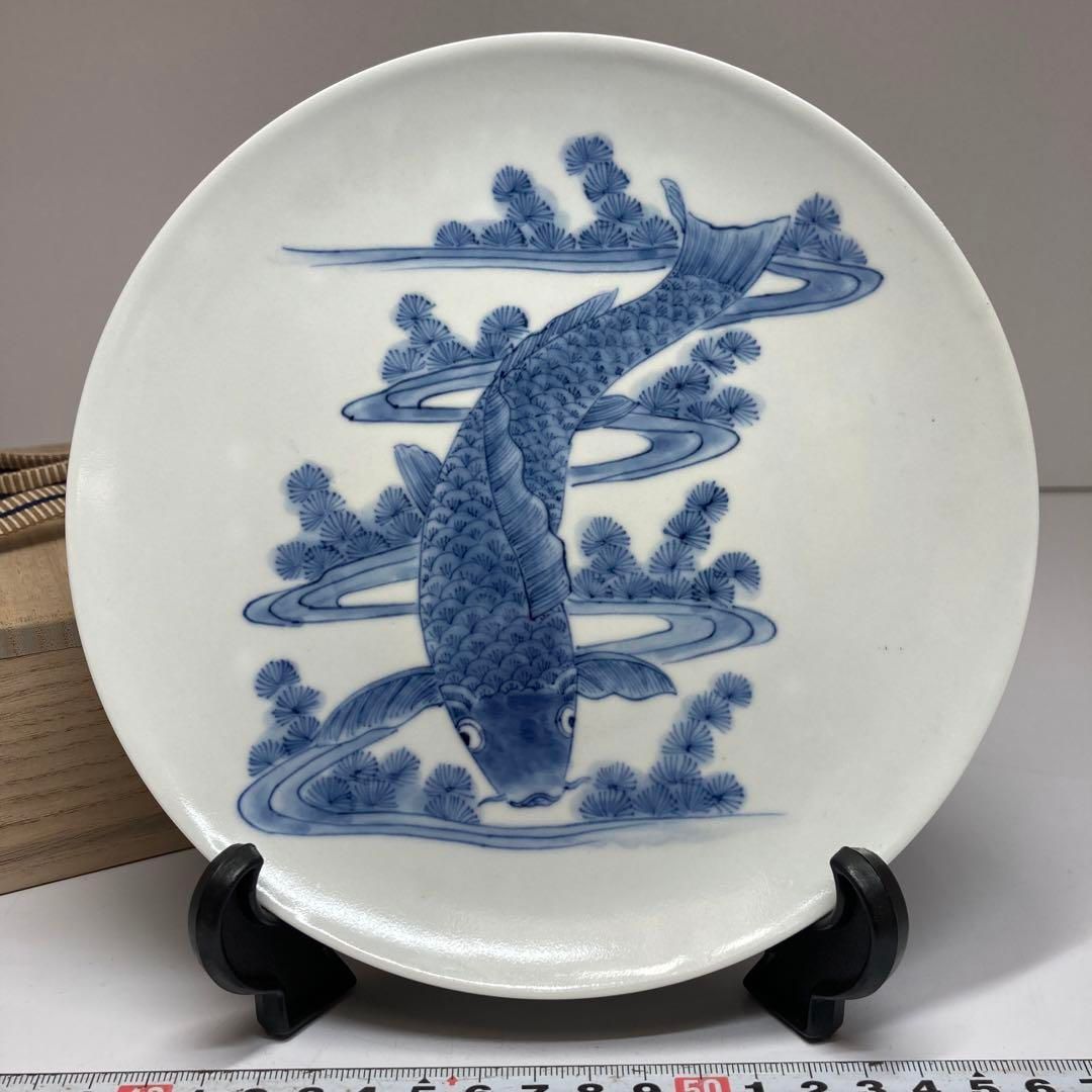 古伊万里　染付上手鯉の図中皿　木箱付　直径18.7㎝　東Y5-1030④タサオ 古伊万里 染付上手鯉の図中皿 木箱付 直径18.7㎝ 東Y5-1030④
