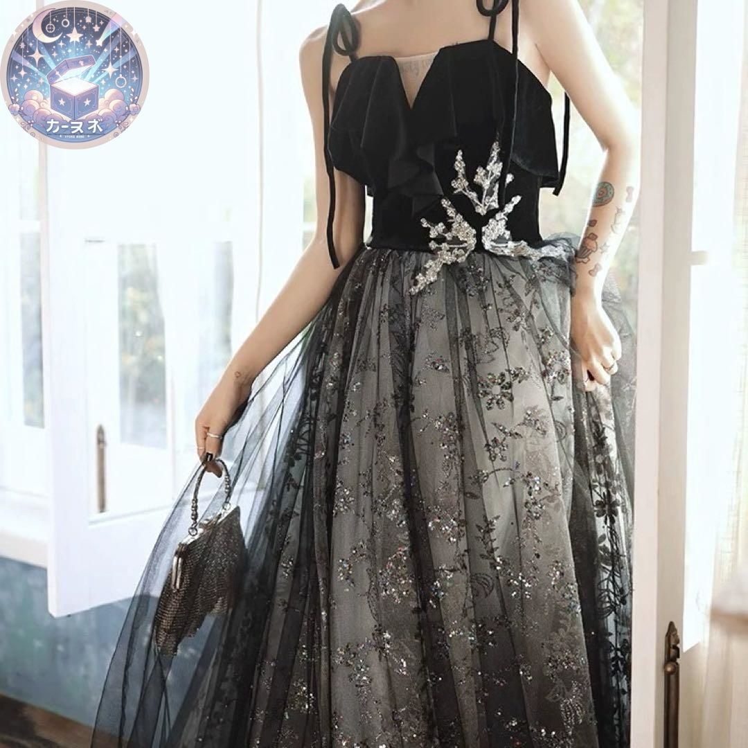 小花柄のデザインがオシャレなロングイブニングドレス .