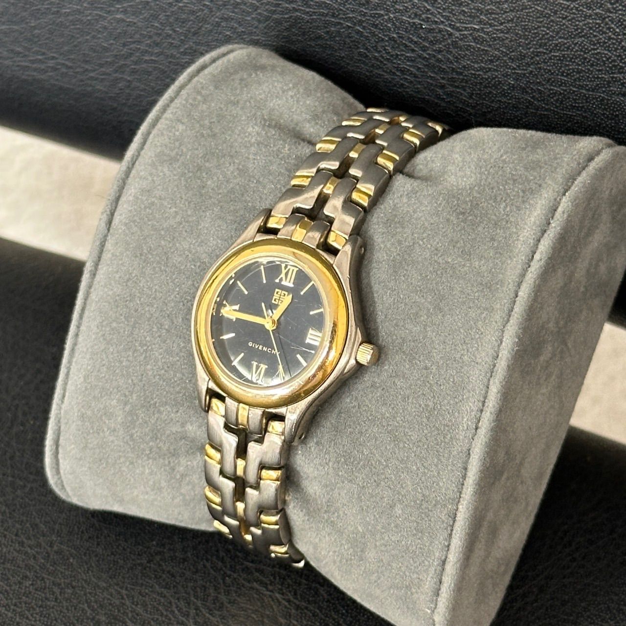 GIVENCHY クォーツ腕時計 A3939 GIVENCHY ゴールド x ネイビー 12Pダイヤ クォーツ 腕時計
