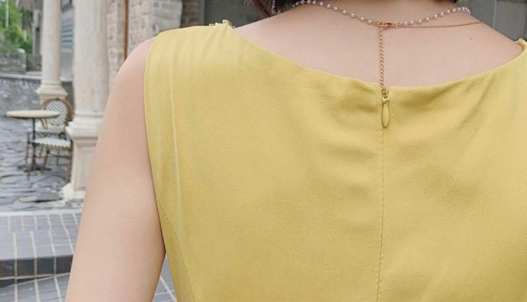首元のビジューが美しいスリット入りイブニングドレス?.?