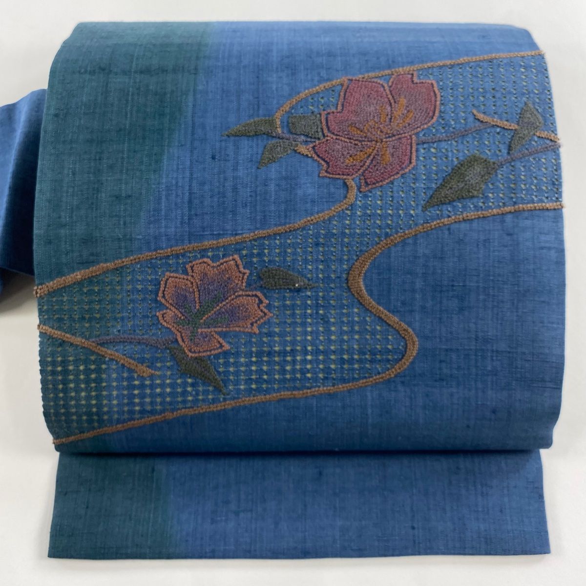 名古屋帯 秀品 紬地 枝花 霞 刺繍 染め分け 藍色 正絹