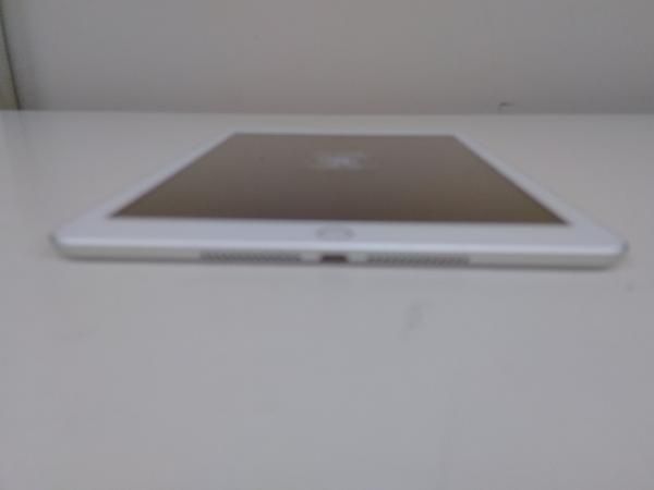 Apple iPad 9.7インチ Wi-Fiモデル 32GB MR7G2J⁄A [シルバー] 価格比較