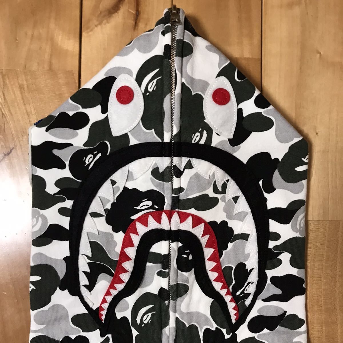 APE BAPE KAWS Beijing 北京　CAMO シャークパーカー A BATHING APE（アベイシングエイプ）の「GRID CAMO SHARK GLOW
