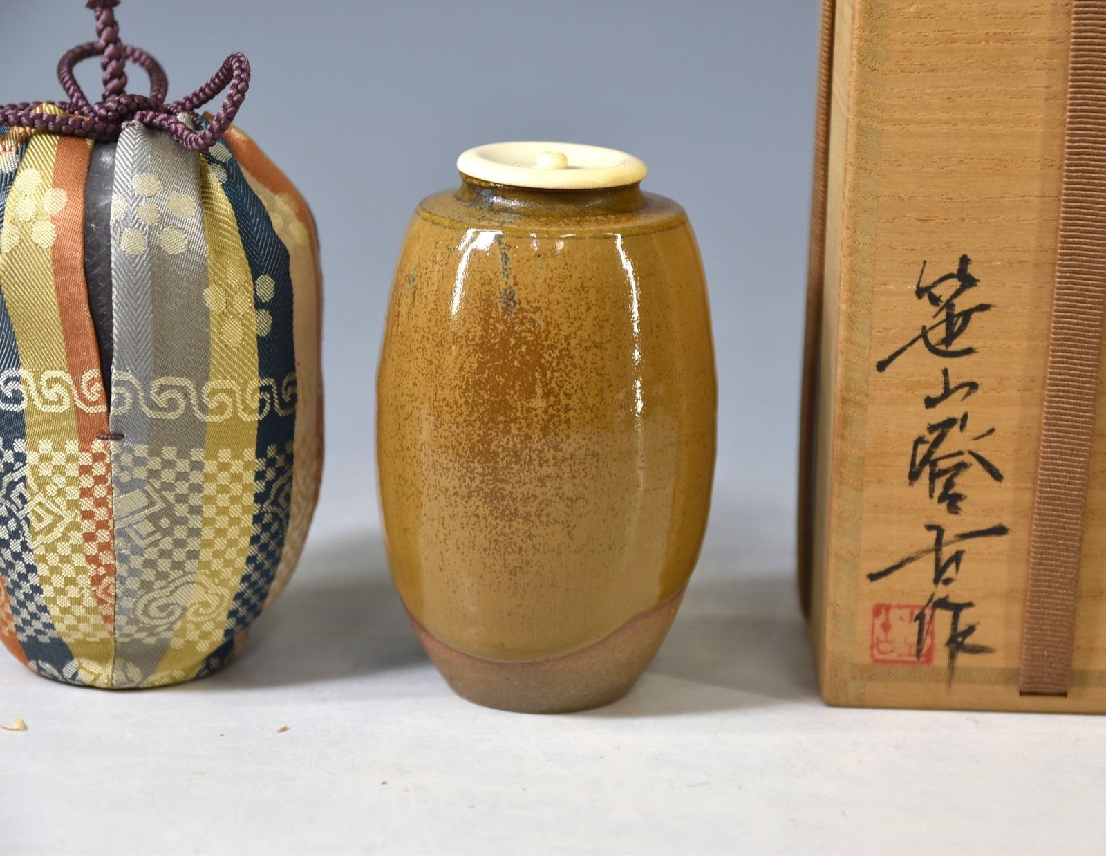 インテリア！【青磁香炉　大川内焼　鍋島　小笠原長春　共箱　美術工芸・B20】品格 インテリア！【青磁香炉 大川内焼 鍋島 小笠原長春 共箱 美術