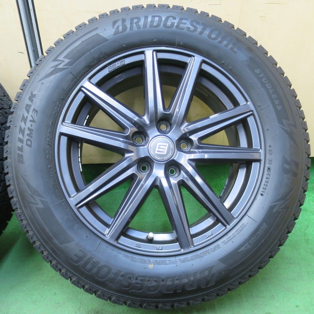 BRIDGESTONE DM-V3スタッドレス225/65R17溝良好 ブリザック 4本 スタッドレスタイヤ 225/65R17 102Q
