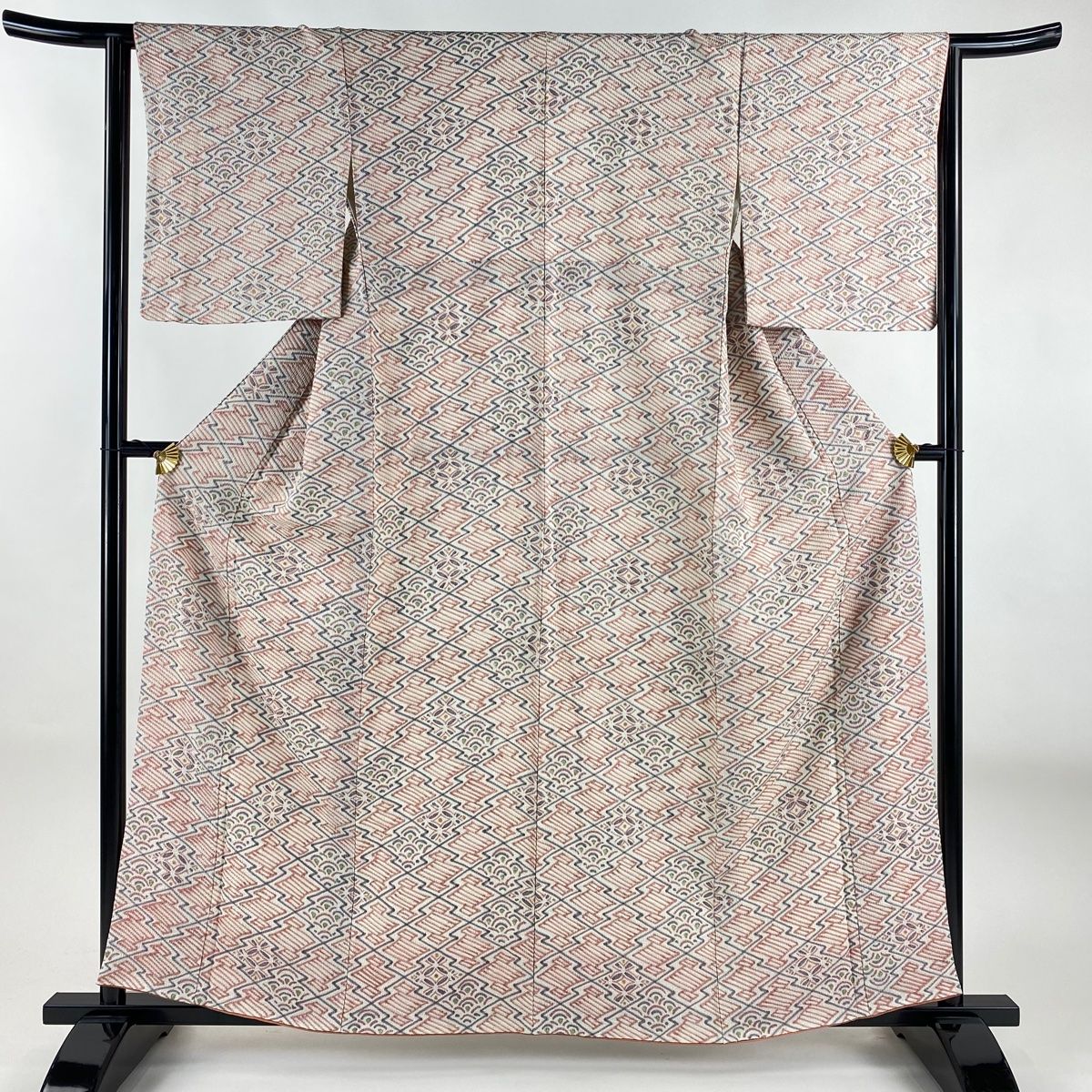 小紋 身丈160cm 裄丈63.5cm S 袷 松皮菱 七宝 絞り ピンクベージュ 正絹 秀品