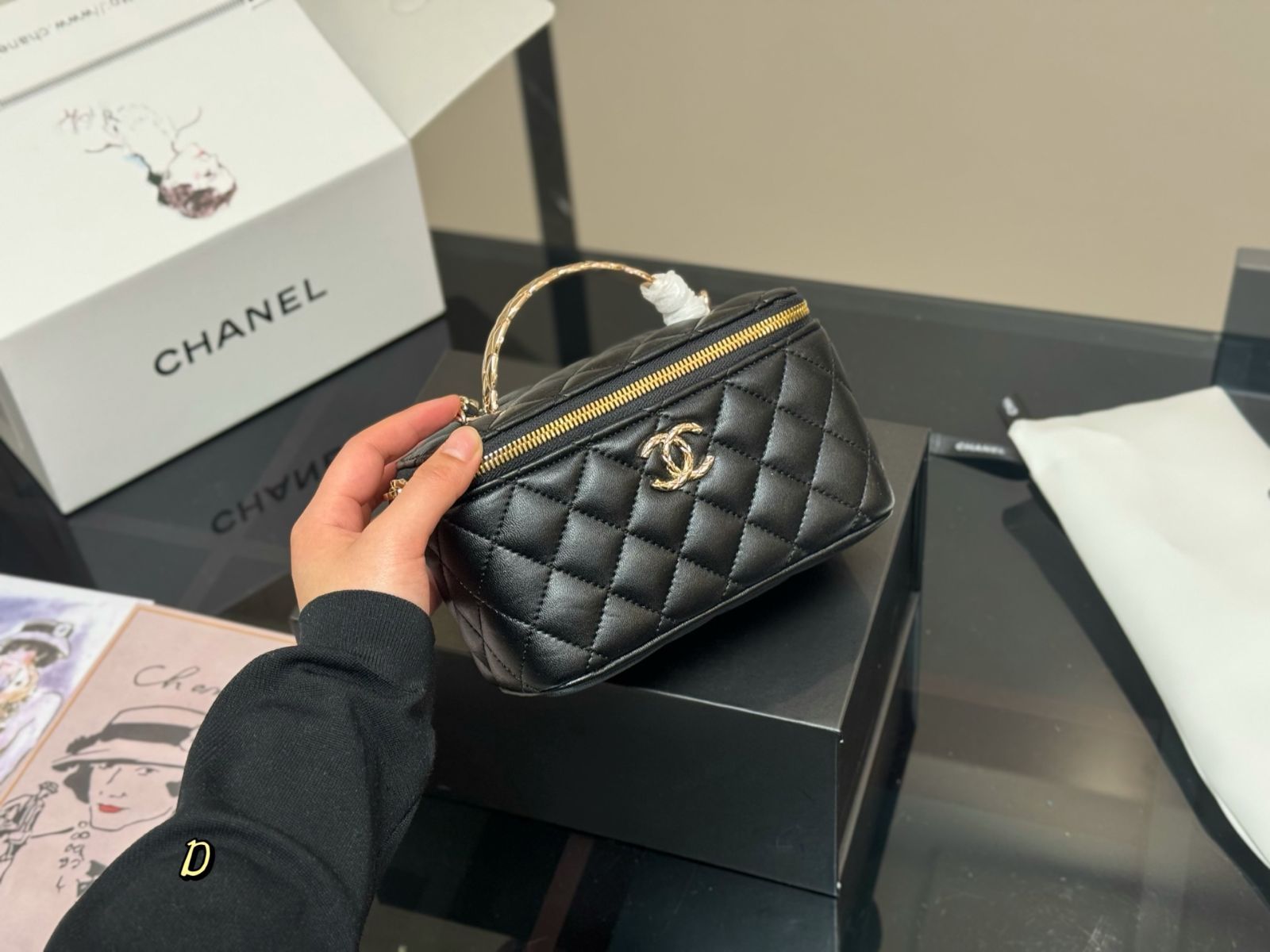 今日特価】Chanel Handle Cosmetic Box シャネル ハンドル