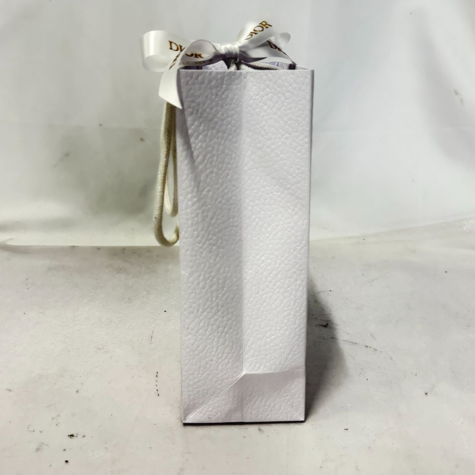 新品 Dior ホワイト紙袋 リボン付き - メルカリ