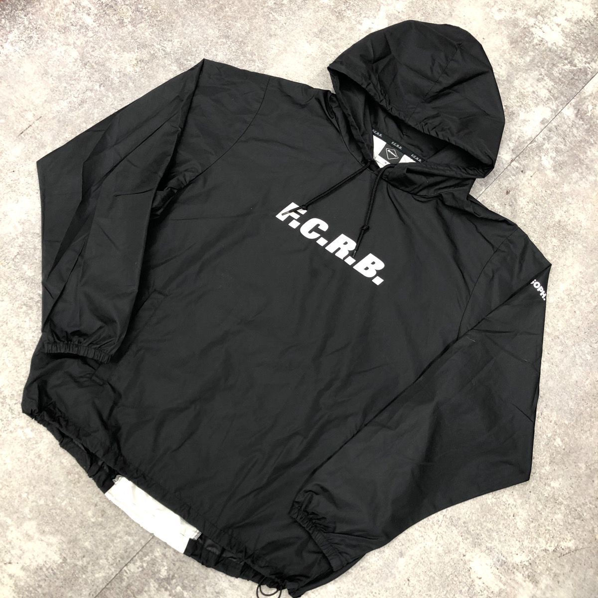 F.C.REAL BRISTOL エフシーレアルブリストル BACK STRIPE ANORAK ナイロンパーカー フーディー ライトジャケット  バックプリント ビックロゴ メンズ BLACK ブラック 黒 Mサイズ FCRB-178005 - メルカリ