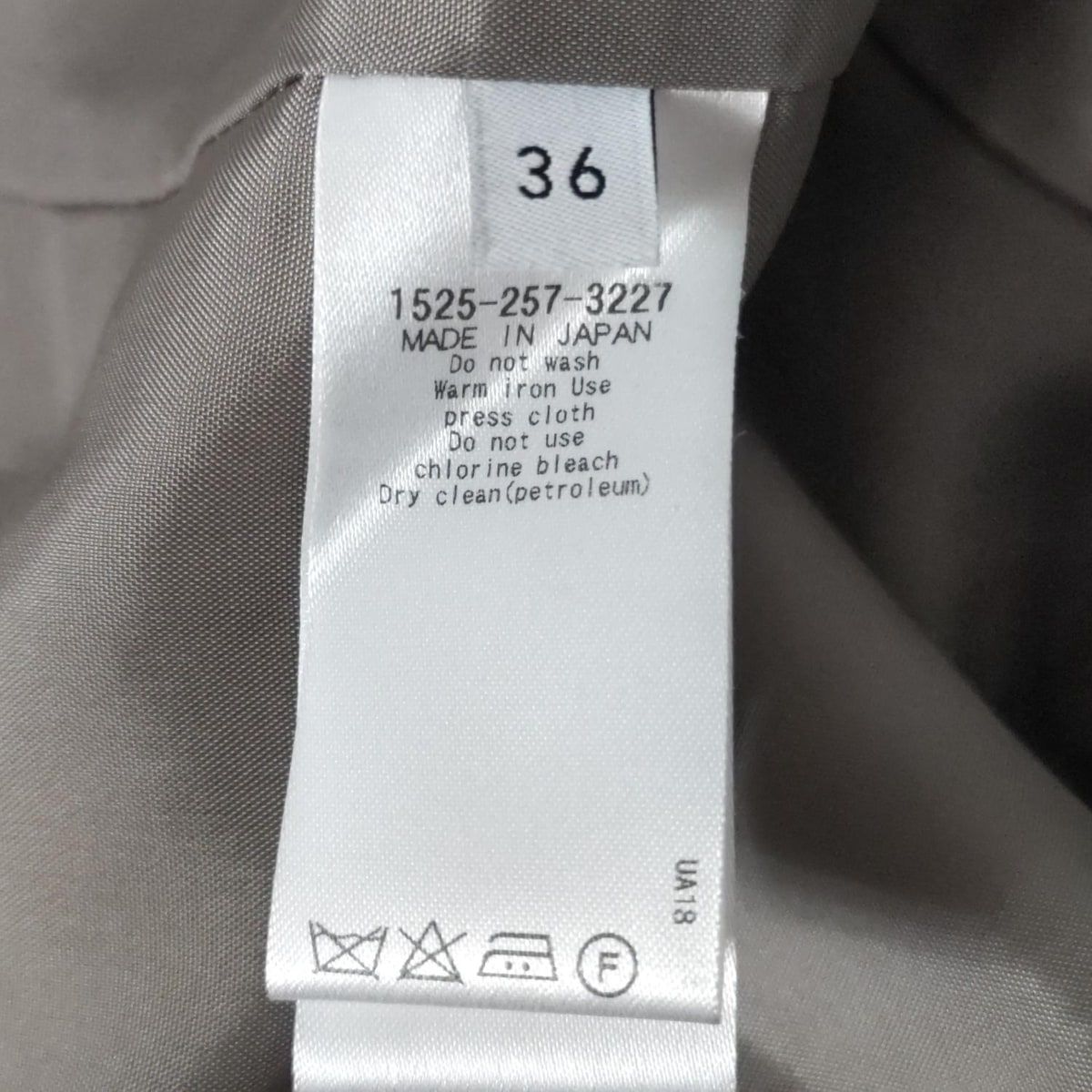 グレーベージュ