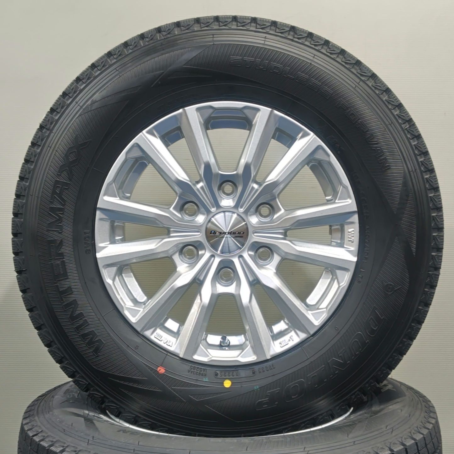 200系ハイエース ダンロップ スタッドレスセット