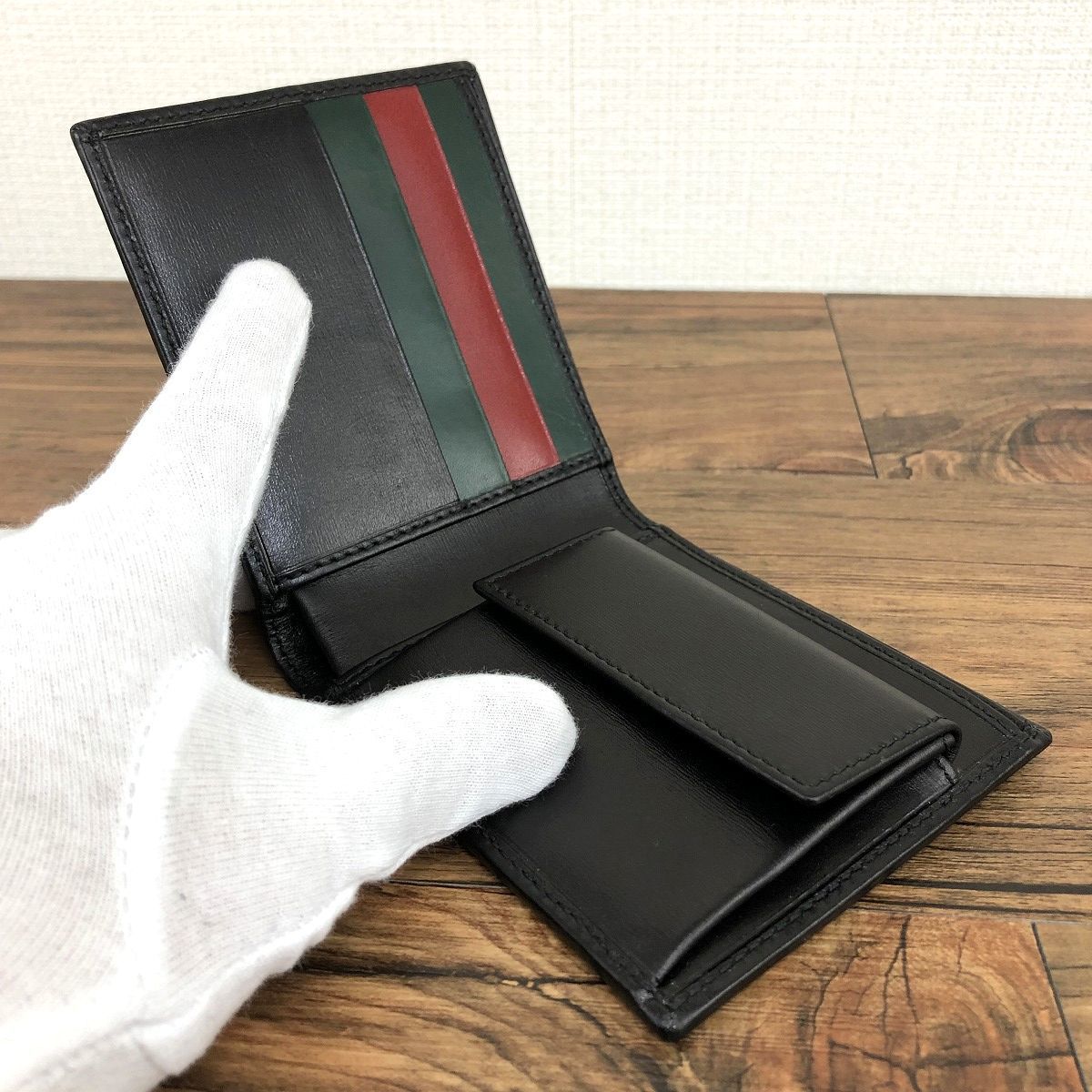 送料込み！ 極美品 GUCCI 二つ折り財布 04843 ブラック 箱付き 46 46 送料込み！ 極美品 GUCCI 二つ折り財布 04843 ブラック 箱
