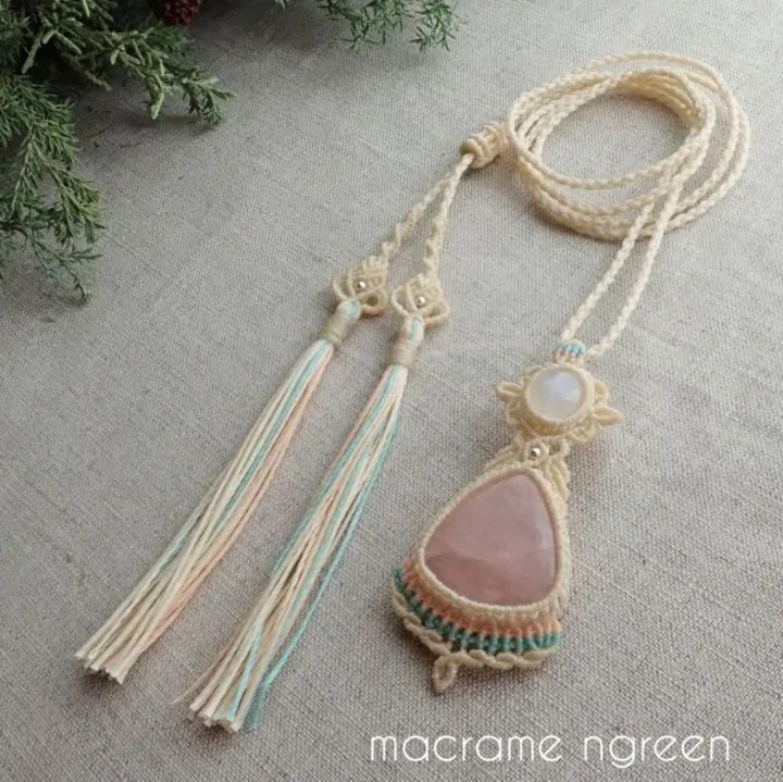 ローズクォーツとレインボームーンストーンのカラフルマクラメ編みネックレス