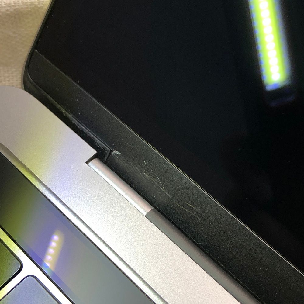Apple MacBook Pro 2019 液晶壊れ ジャンク品 値下げ 物を挟んだまま