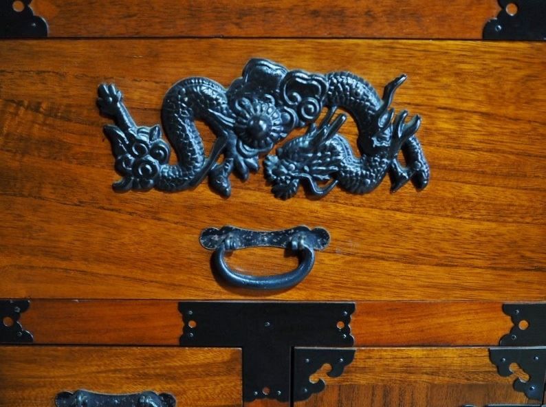 小型なアンティーク調 車箪笥