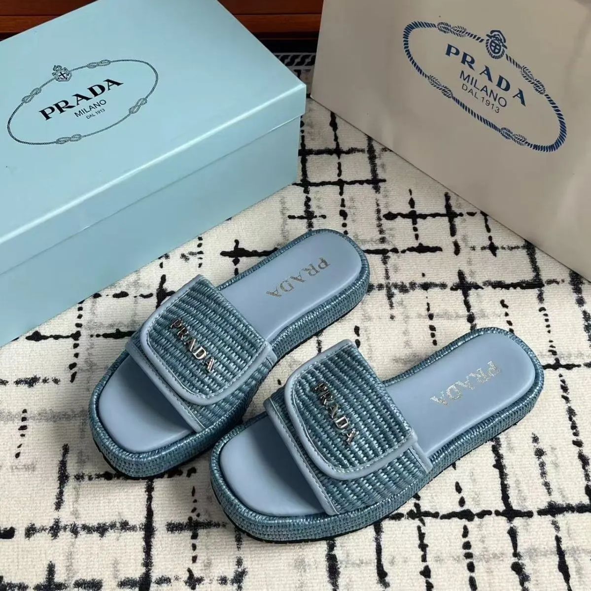 PRADA】プラダ ブルー 紺色 ネイビー 編み上げスリッパ 高級布地 PRADA】プラダ ブルー 紺色 ネイビー 編み上げスリッパ 高級布地