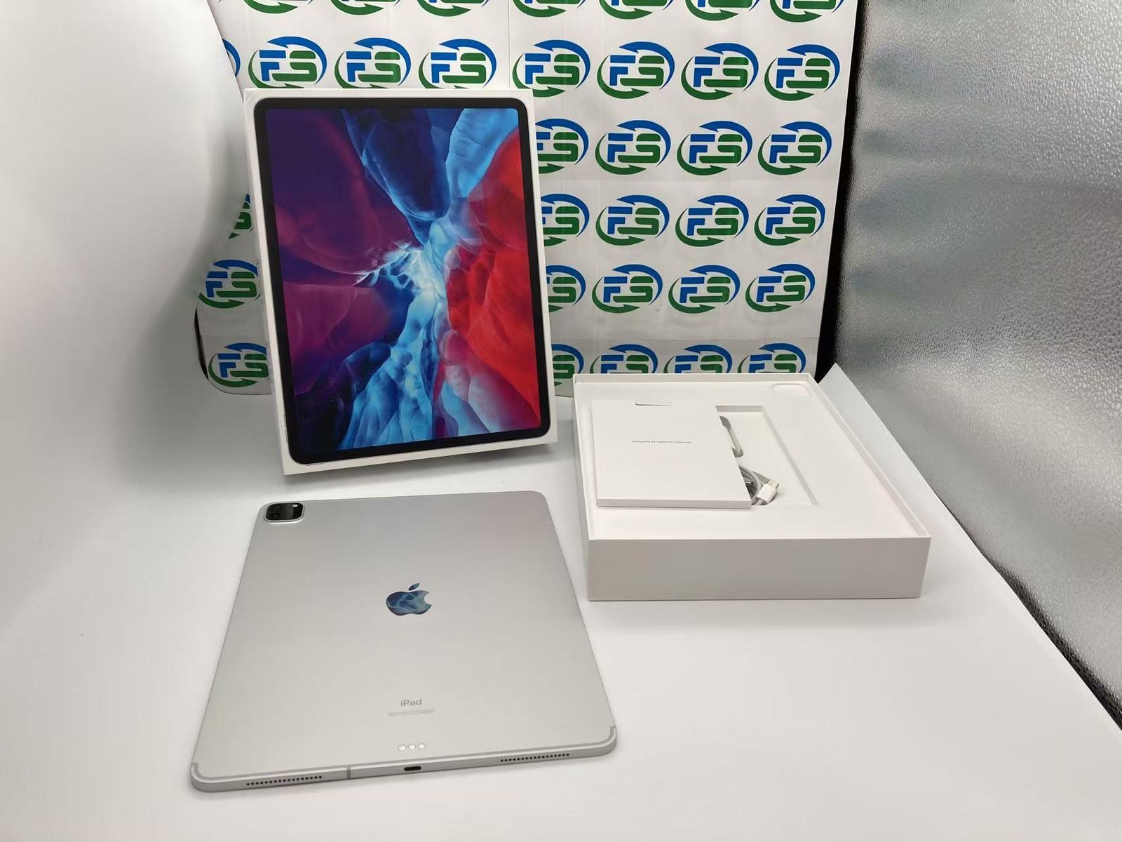 iPad Pro 12.9 インチ 第4世代 128 GB シルバー SIMフリー バッテリー87 % 外 き