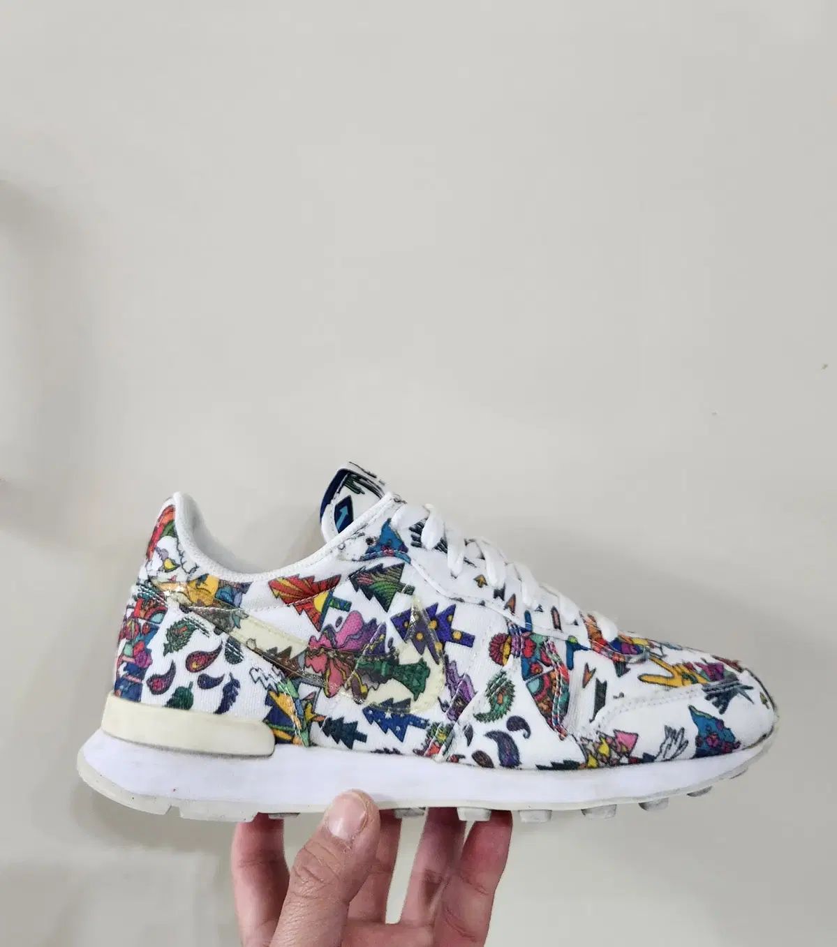 【雷市場（ポンジャン）商品韓国直送】 240 NIKE(ナイキ) 国際主義者 QS ホワイトマルチ フローラル 超軽量:製造中止