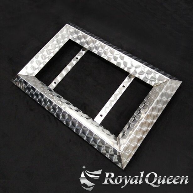 大型車用 60角おこし ウロコ柄 ステンレス ナンバーフレーム RQNC48 BRIGHTFACE_UK