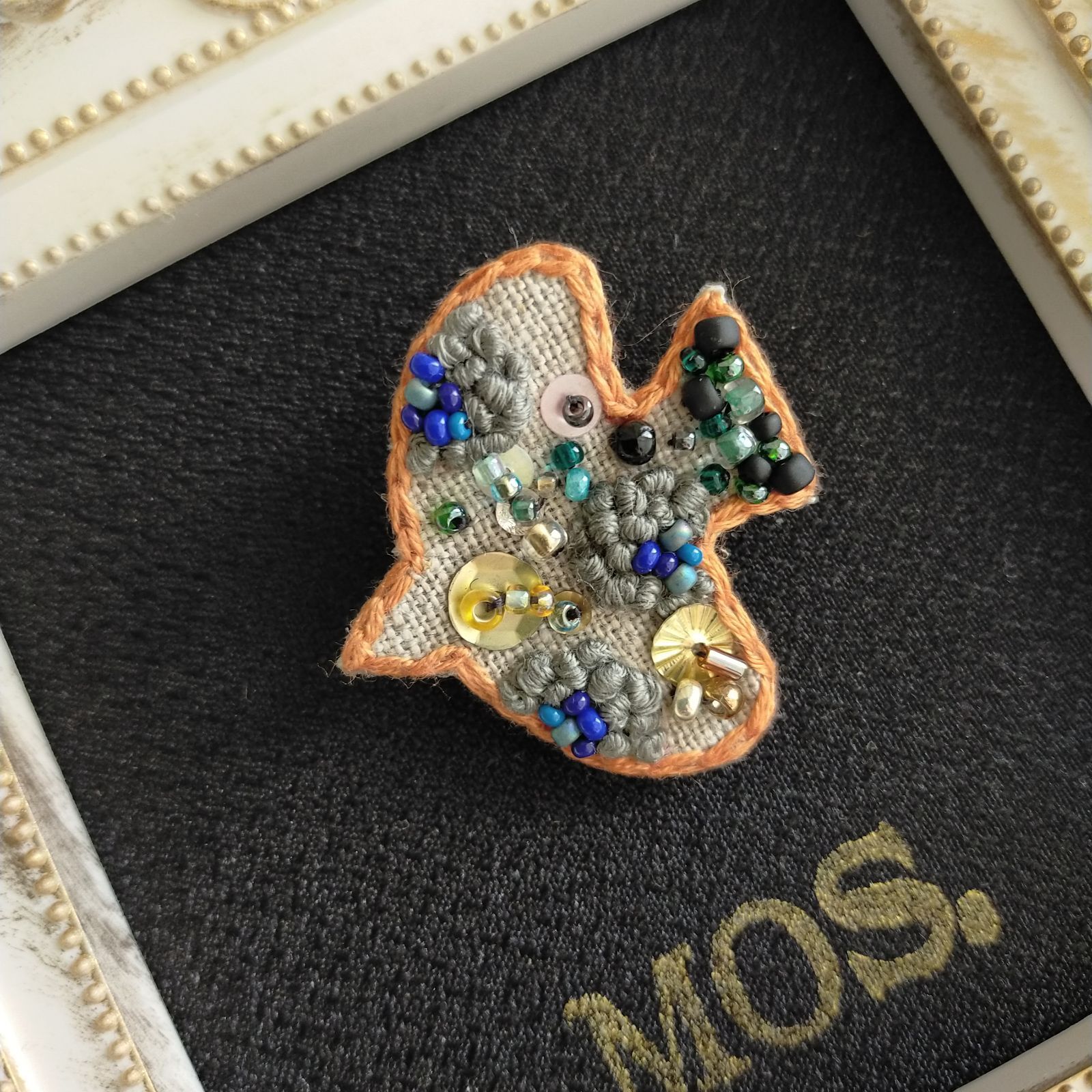 手刺繍ブローチ  北欧バード  スパンコール  ビーズ 手刺繍ブローチ 北欧バード ビーズ スパンコール - メルカリ