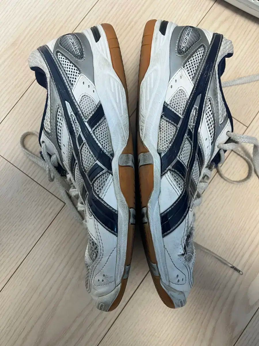 アシックス