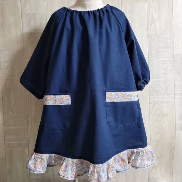 120サイズ 裾フリル 花柄 ネイビー 半袖スモック