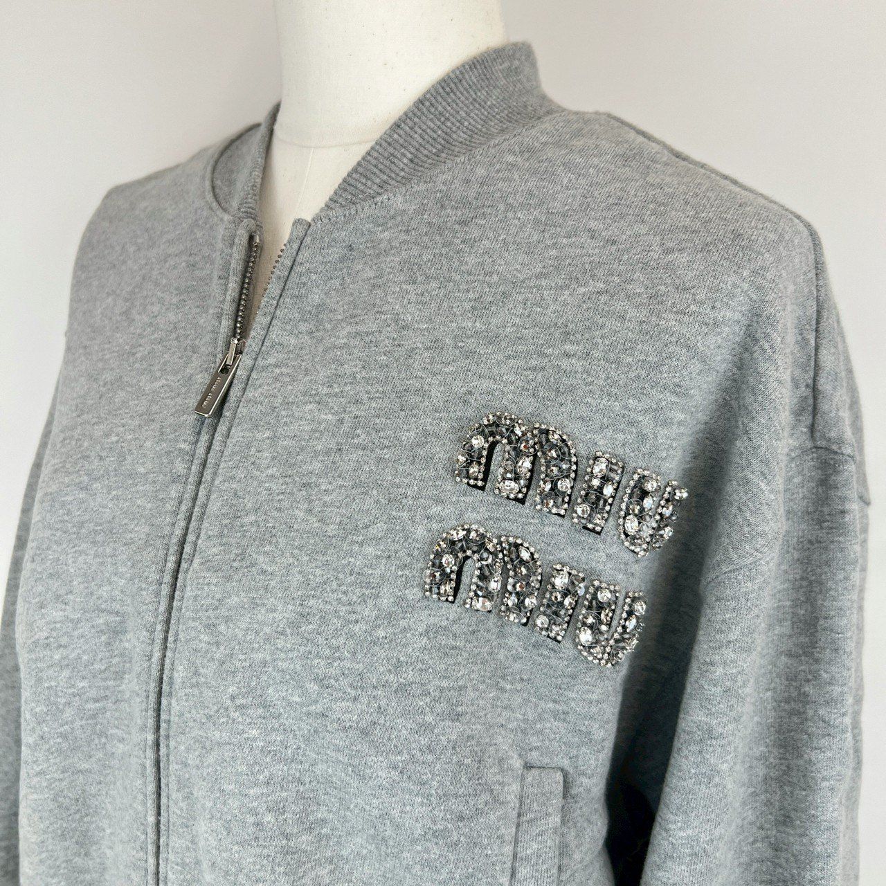 miumiuミュウミュウ　エンブロイダリーコットンスウェットシャツ　グレー半袖 miumiuミュウミュウ エンブロイダリーコットンスウェットシャツ