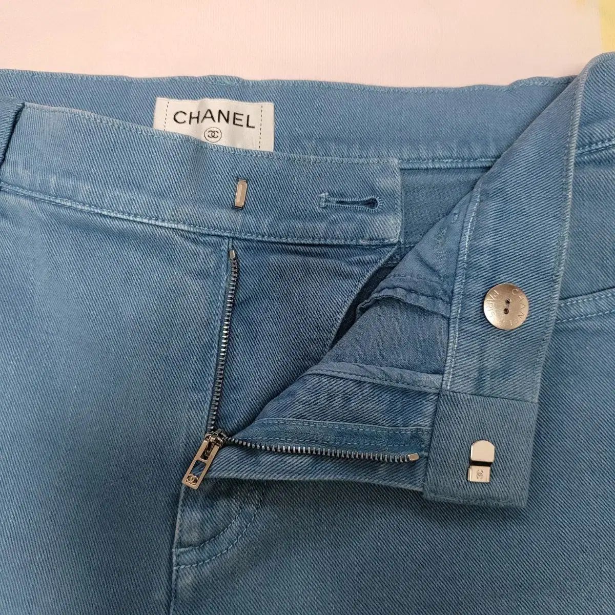 【スッキリ見せてくれる】CHANEL デニムハーフパンツ CHANEL CHANEL(シャネル ) デニム ショートパンツ ハーフパンツ