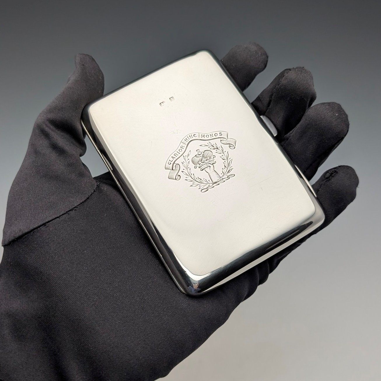 1897年 英国アンティーク 純銀製 両開き型カードケース 鏡面仕上げ 紋章刻印 107g 1897年 英国アンティーク 純銀製 両開き型カードケース 鏡面