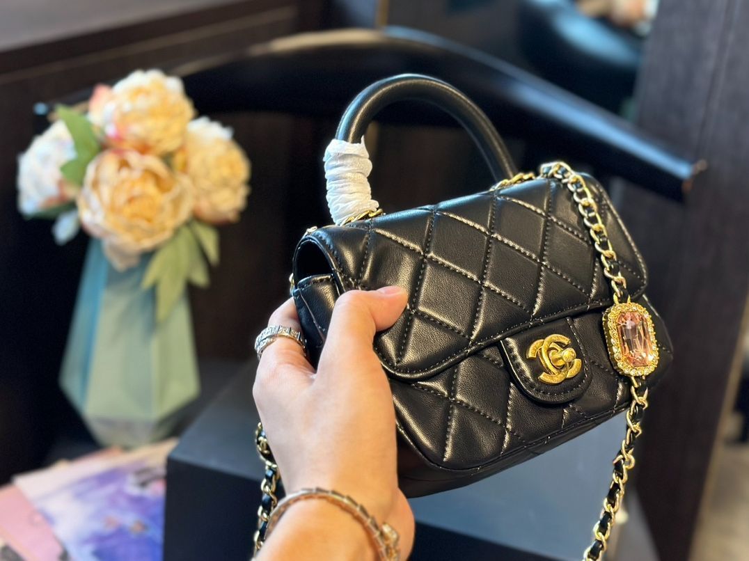 【24C/ギフトにもおすすめ☆】CHANEL★ポーチ マチ有 24C/ギフトにもおすすめ☆】CHANEL☆ポーチ マチ有 (CHANEL
