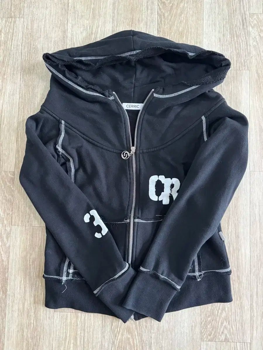 CERRIC セリック カットアウト オフショルダー ジップアップパーカー フード付き